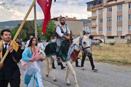 koruklu-cizme-giren-damat-uc-etekli-gelinini-atiyla-aldi