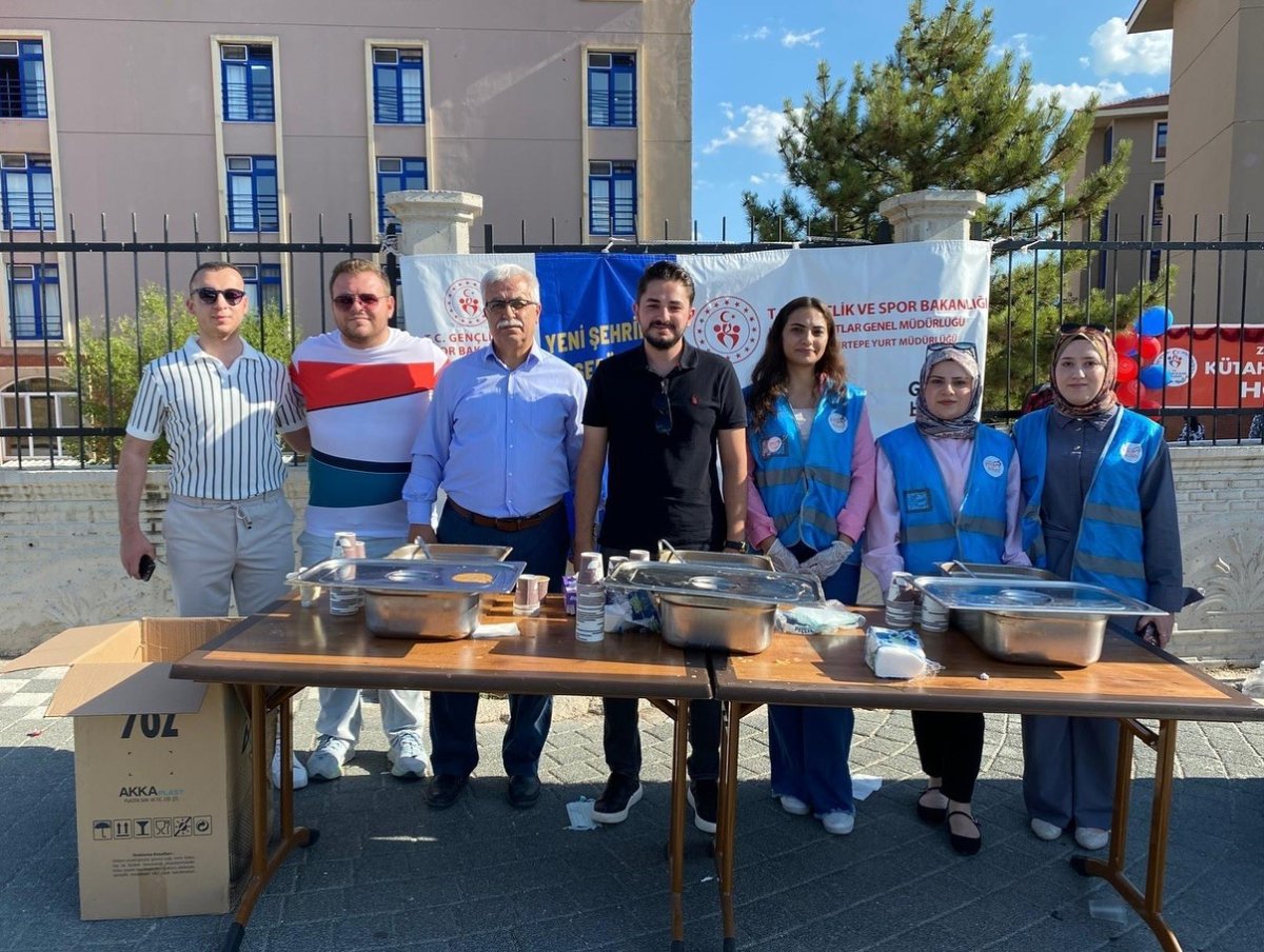 kutahya-ak-genclikten-yeni-universite-ogrencilerine-corba-ikrami