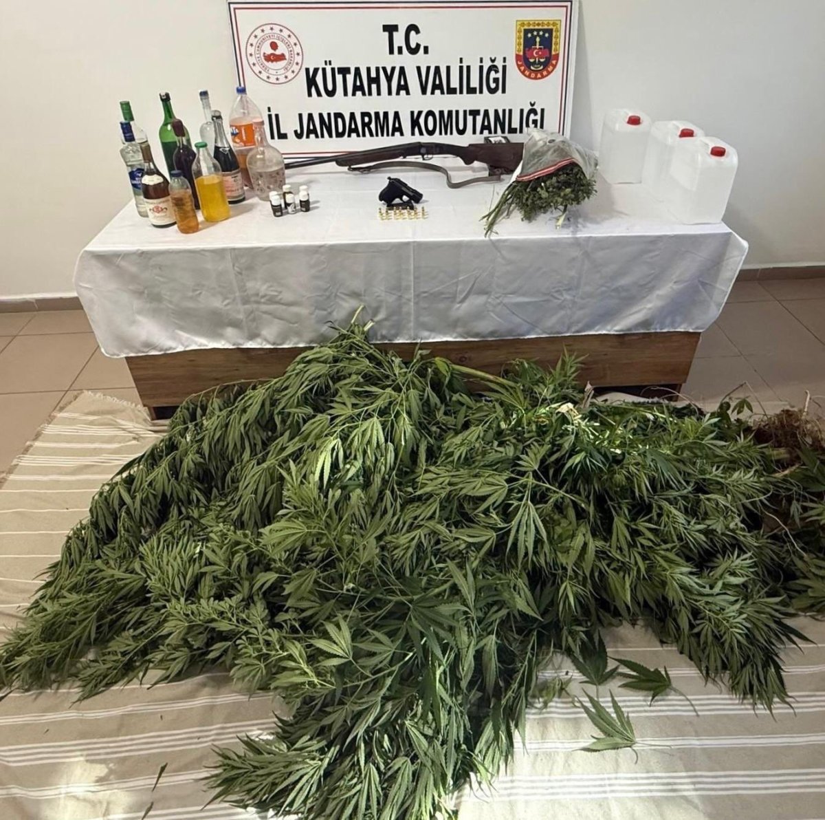 kutahyada-jandarmadan-uyusturucu-ve-kacakcilik-operasyonu