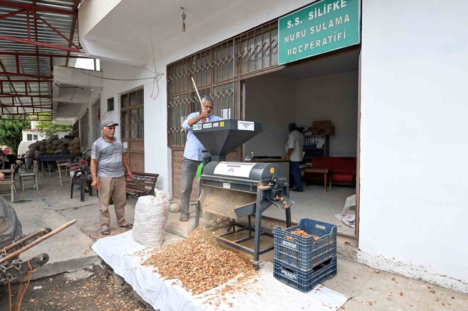 mersinde-ureticiye-badem-kabuk-soyma-makinesi-destegi