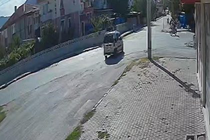 motosiklet-surucusunun-oldugu-kaza-guvenlik-kamerasinda