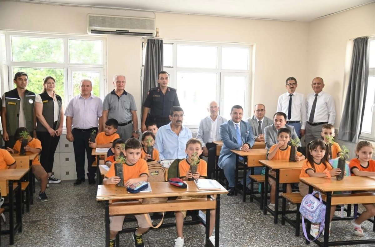 ogrencilere-fidan-hediye-edildi