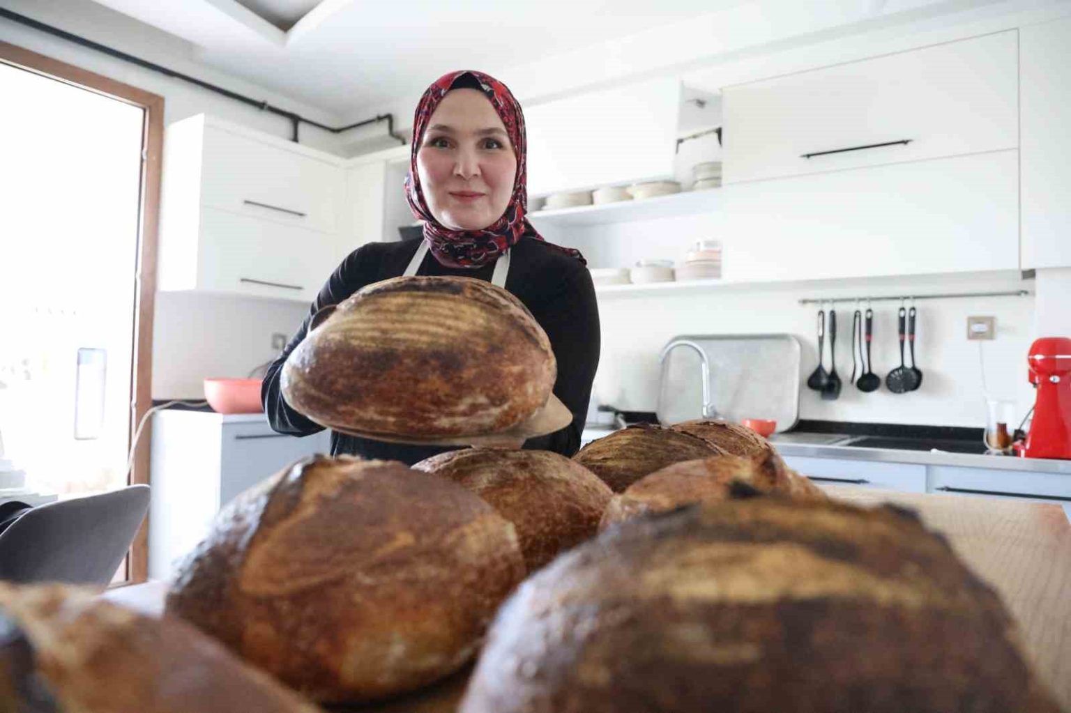 pandemide-anne-oldu-yasadigi-buhrani-hamurun-terapi-yonuyle-atlatirken-is-kapisini-kesfetti