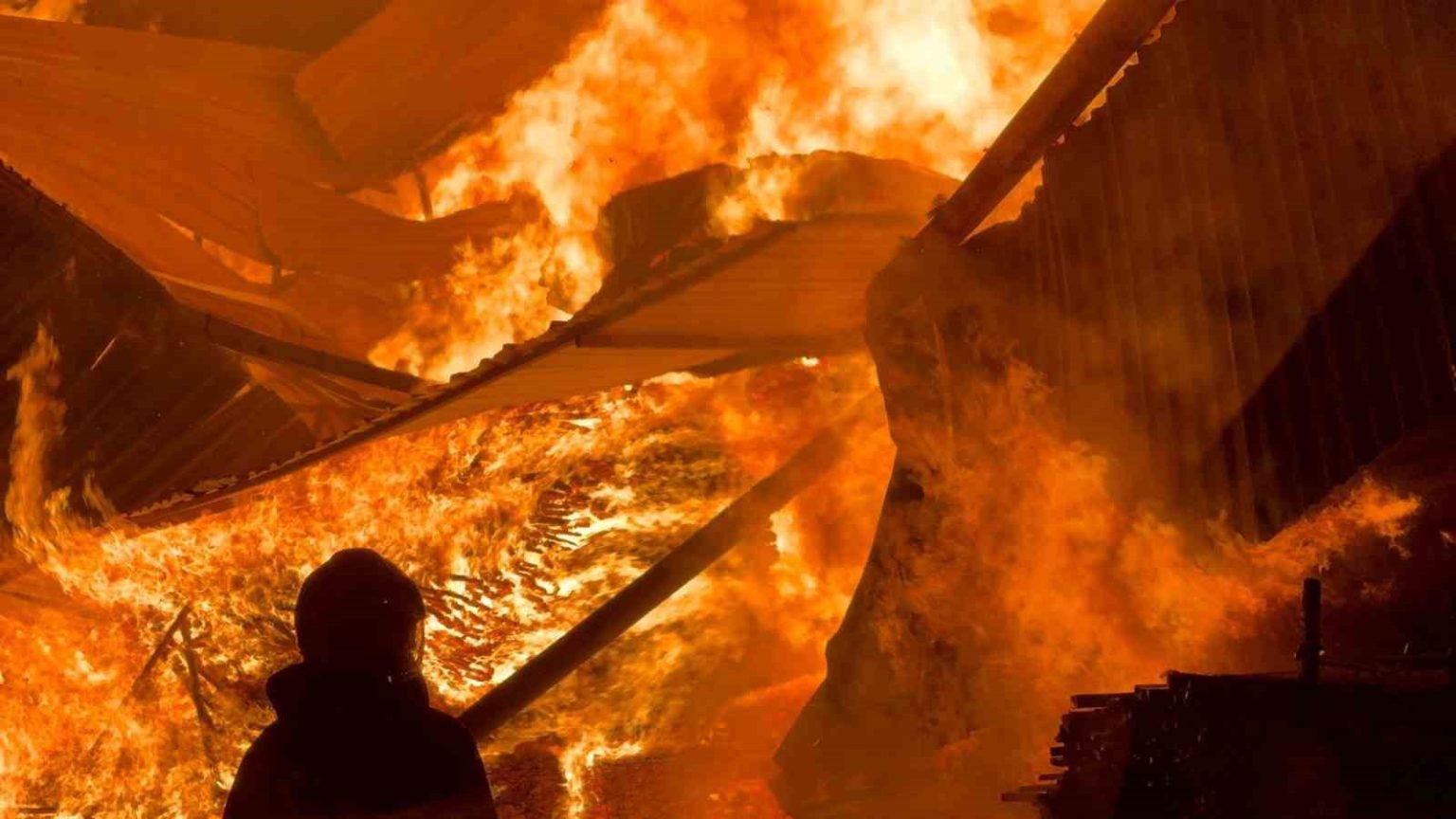 samsunda-kereste-fabrikasi-alev-alev-yaniyor