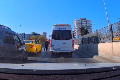 sehir-eskiyalari-yol-kesip-minibus-soforunu-dovdu