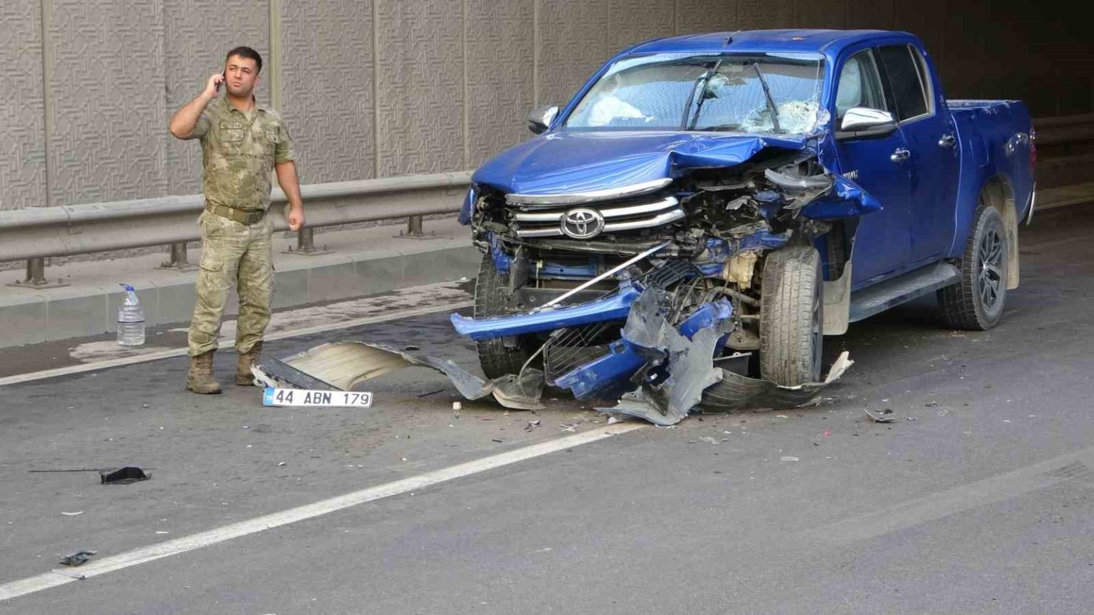 sivil-ekip-araci-ile-jandarma-araci-carpisti-trafik-kilitlendi
