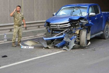 sivil-ekip-araci-ile-jandarma-araci-carpisti-trafik-kilitlendi