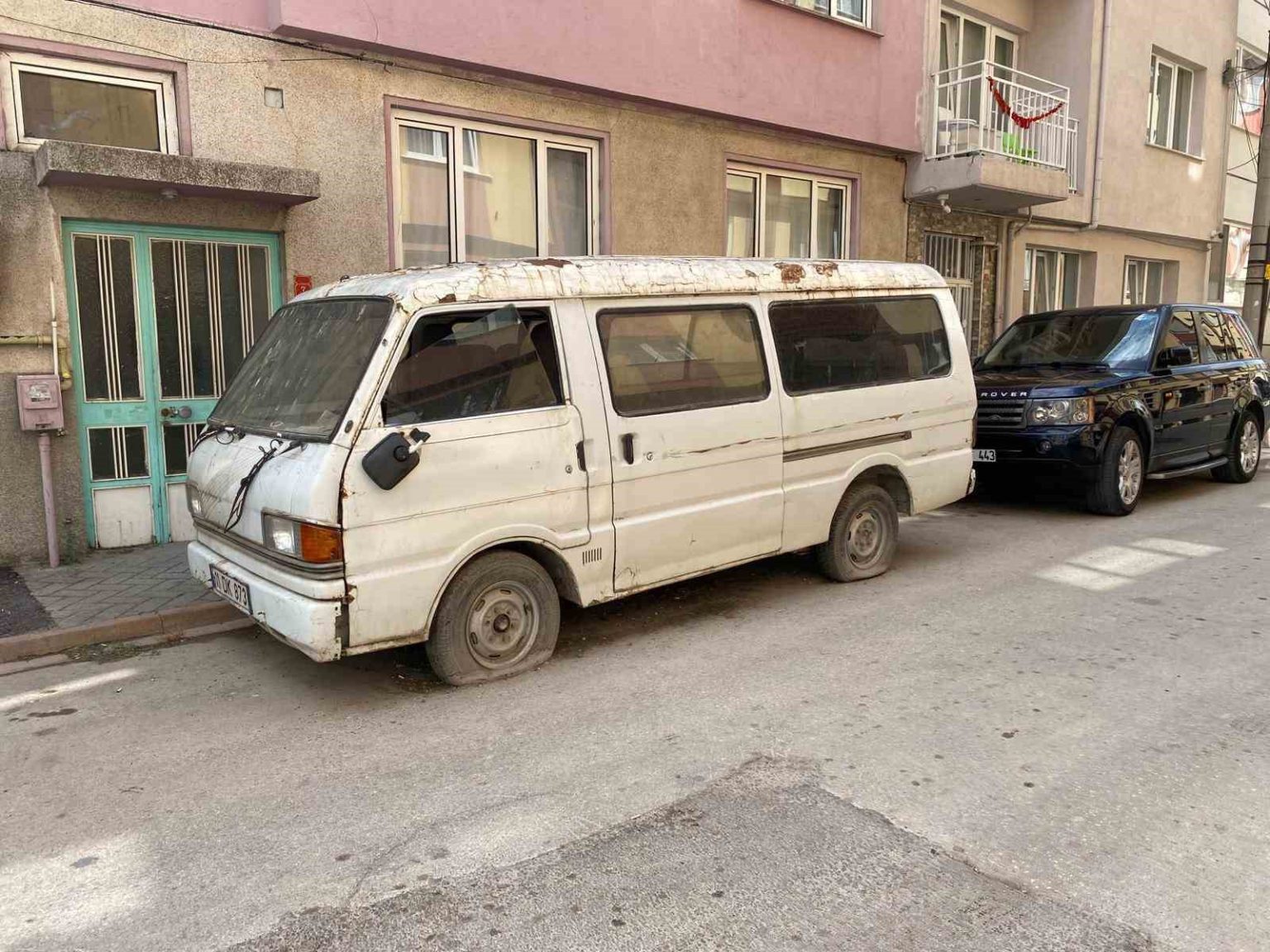 sokakta-terk-edilen-panelvan-arac