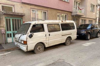 sokakta-terk-edilen-panelvan-arac