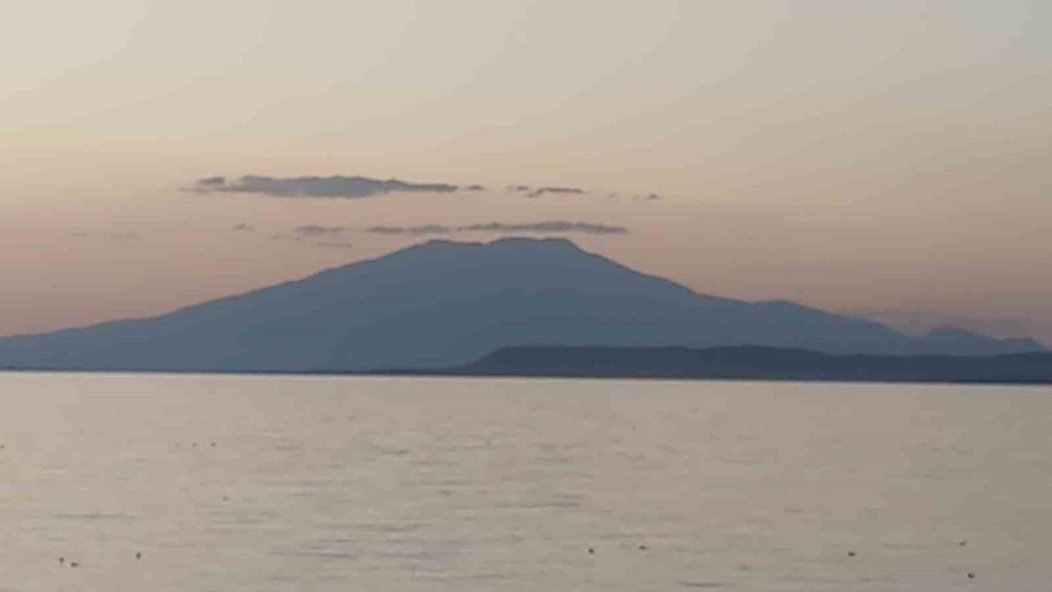 suphan-dagi-zirvesindeki-bulut-van-golu-ile-gorsel-solen-olusturdu