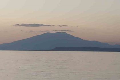 suphan-dagi-zirvesindeki-bulut-van-golu-ile-gorsel-solen-olusturdu