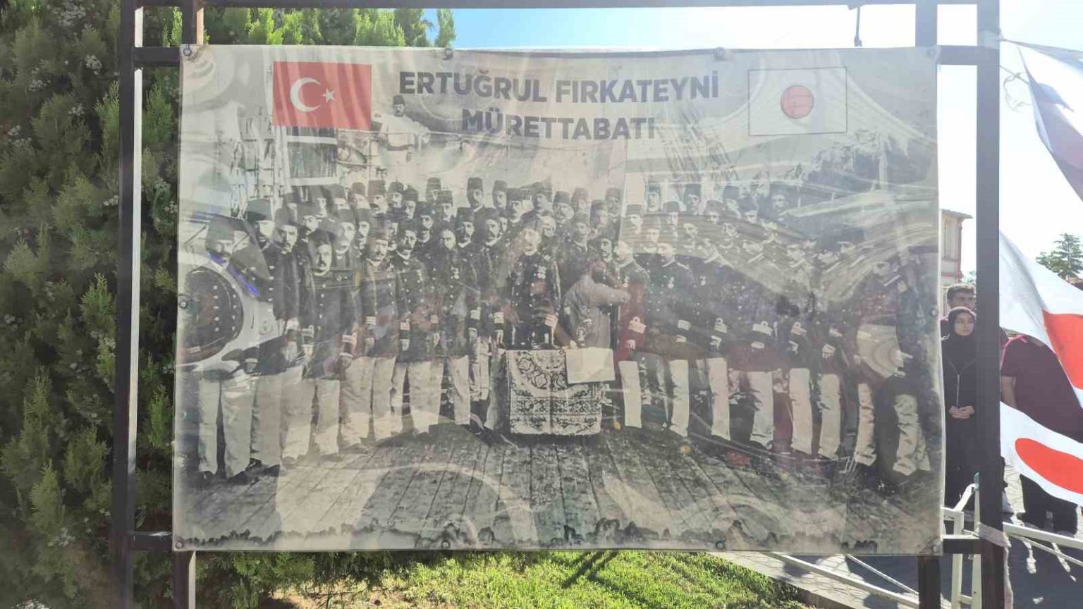 turk-japon-dostlugunun-temeli-orada-atilmisti-japon-ve-turk-bayraklariyla-donatildi