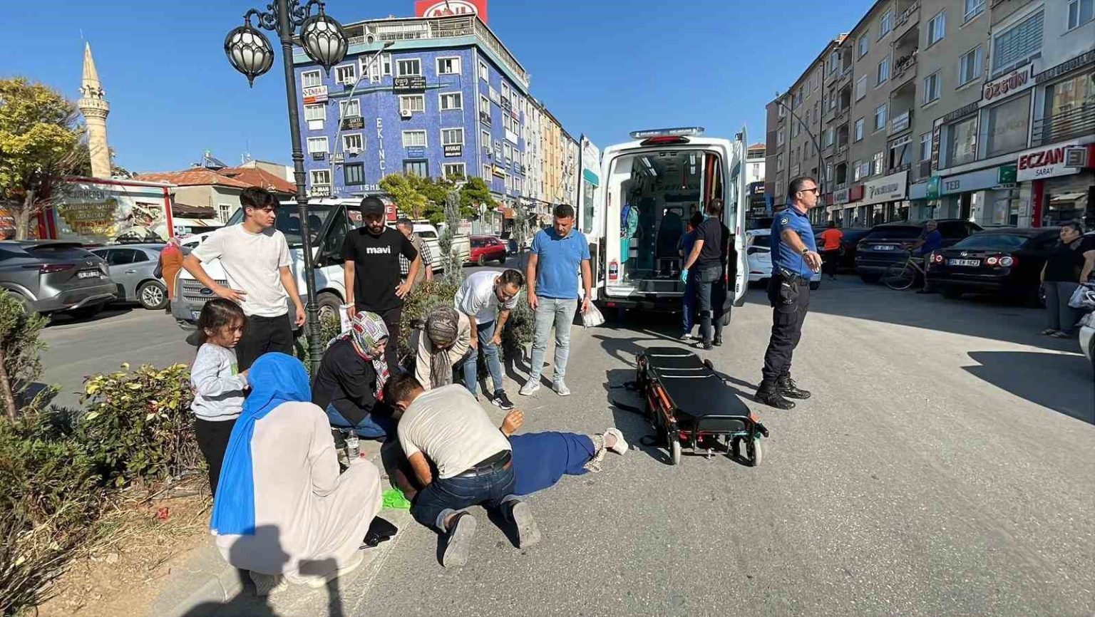 yolun-karsi-tarafina-gecmeye-calisan-kadina-motosiklet-carpti-2-yarali