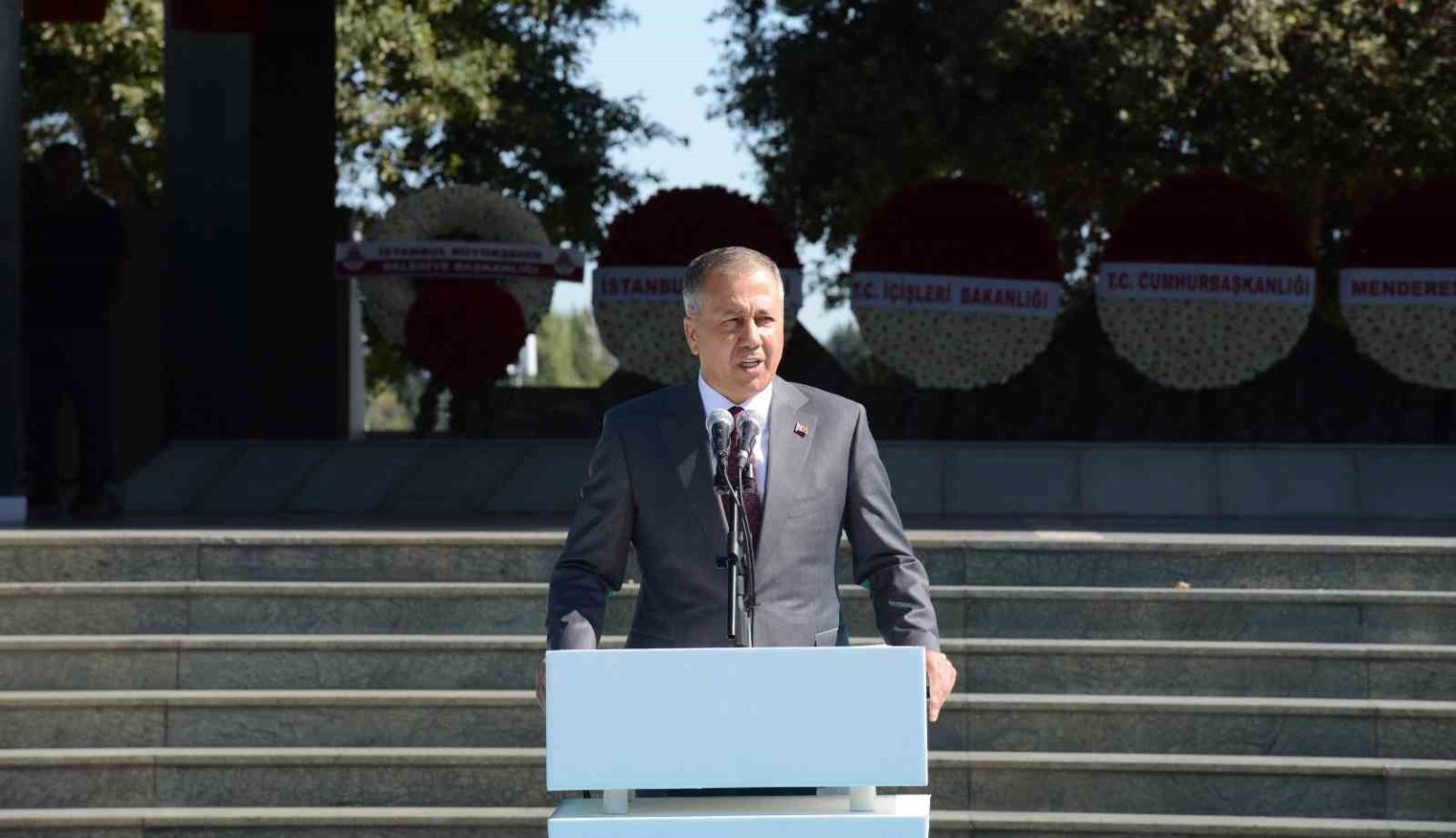 adnan-menderes-ve-yol-arkadaslari-kabirleri-basinda-anildi
