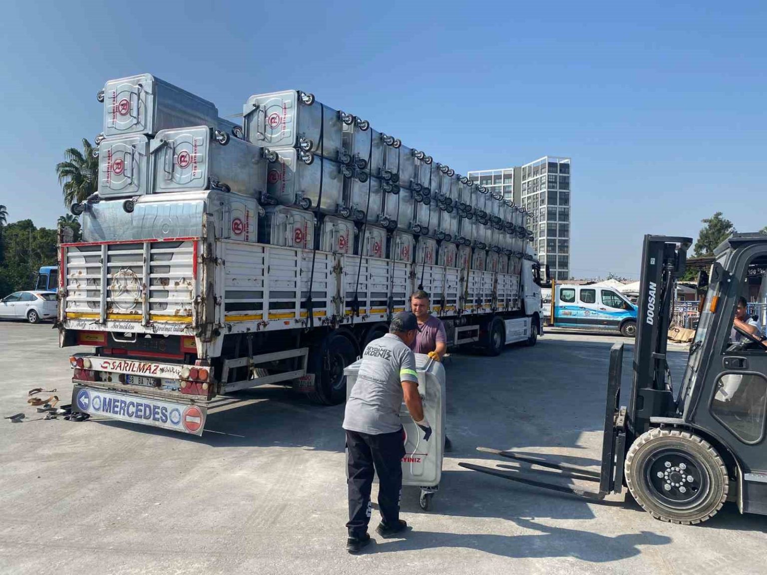 akdeniz-belediyesinden-daha-temiz-bir-kent-icin-250-yeni-cop-konteyneri