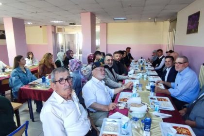 altintasta-ogretmen-ve-ogrenciler-gazilerle-bir-araya-geldi