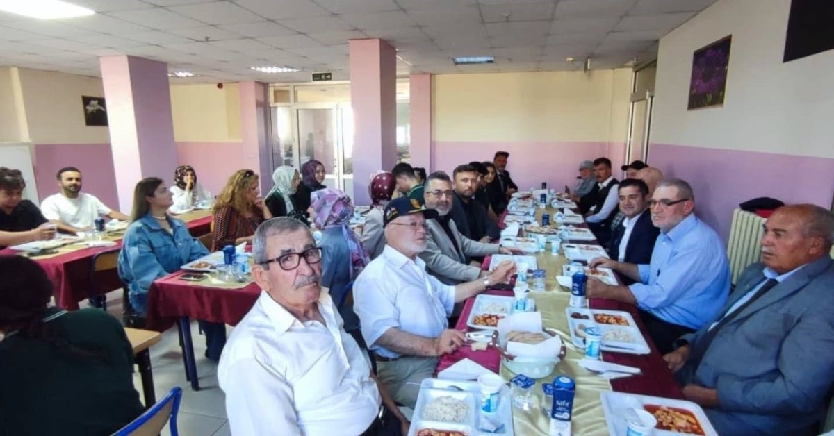 altintasta-ogretmen-ve-ogrenciler-gazilerle-bir-araya-geldi