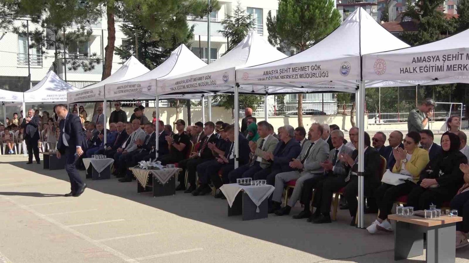 amasyada-ogrencilere-kotu-ornek-olan-toren-krizi-baskan-elestirdi-vali-cevap-verdi