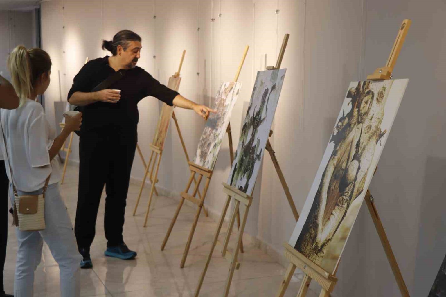 atafod-yeni-sezona-dogadan-ikonlar-sergisiyle-basladi