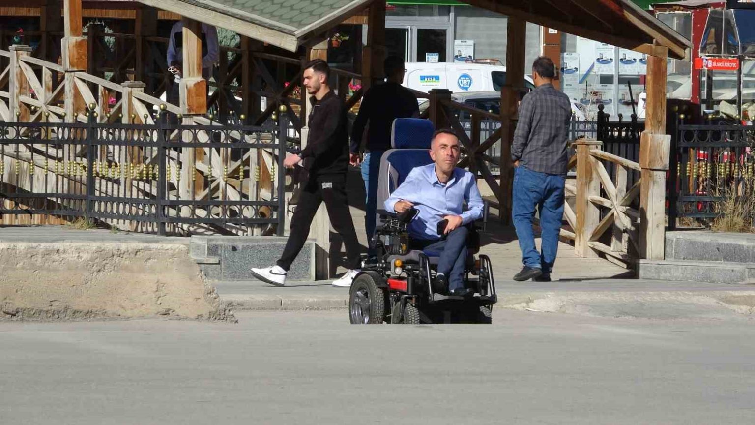 bayburtta-ehliyetsiz-surucu-engelli-vatandasa-carpip-kacti-sadece-ben-degil-insanlik-ve-vicdan-da-yaralandi