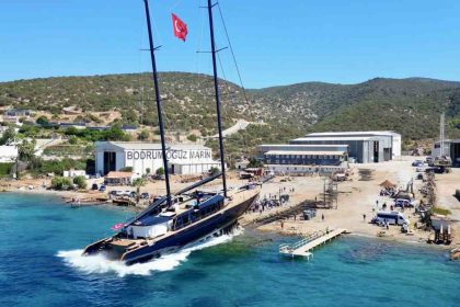 bodrumda-978-milyon-liralik-dev-yelkenli-suya-indirildi