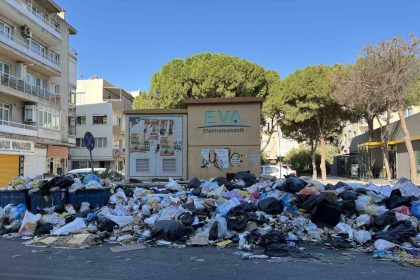 buca-belediyesi-ile-isciler-uzlasti-cop-daglari-yerinde-duruyor