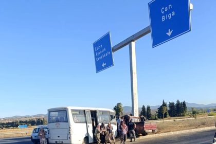 canakkalede-isci-minibus-ile-hafif-ticari-arac-carpisti-kaza-ucuz-atlatildi