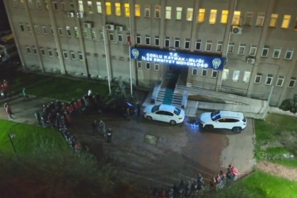 corluda-900-polisle-safak-operasyonu-uyusturucu-ve-silahlar-ele-gecirildi