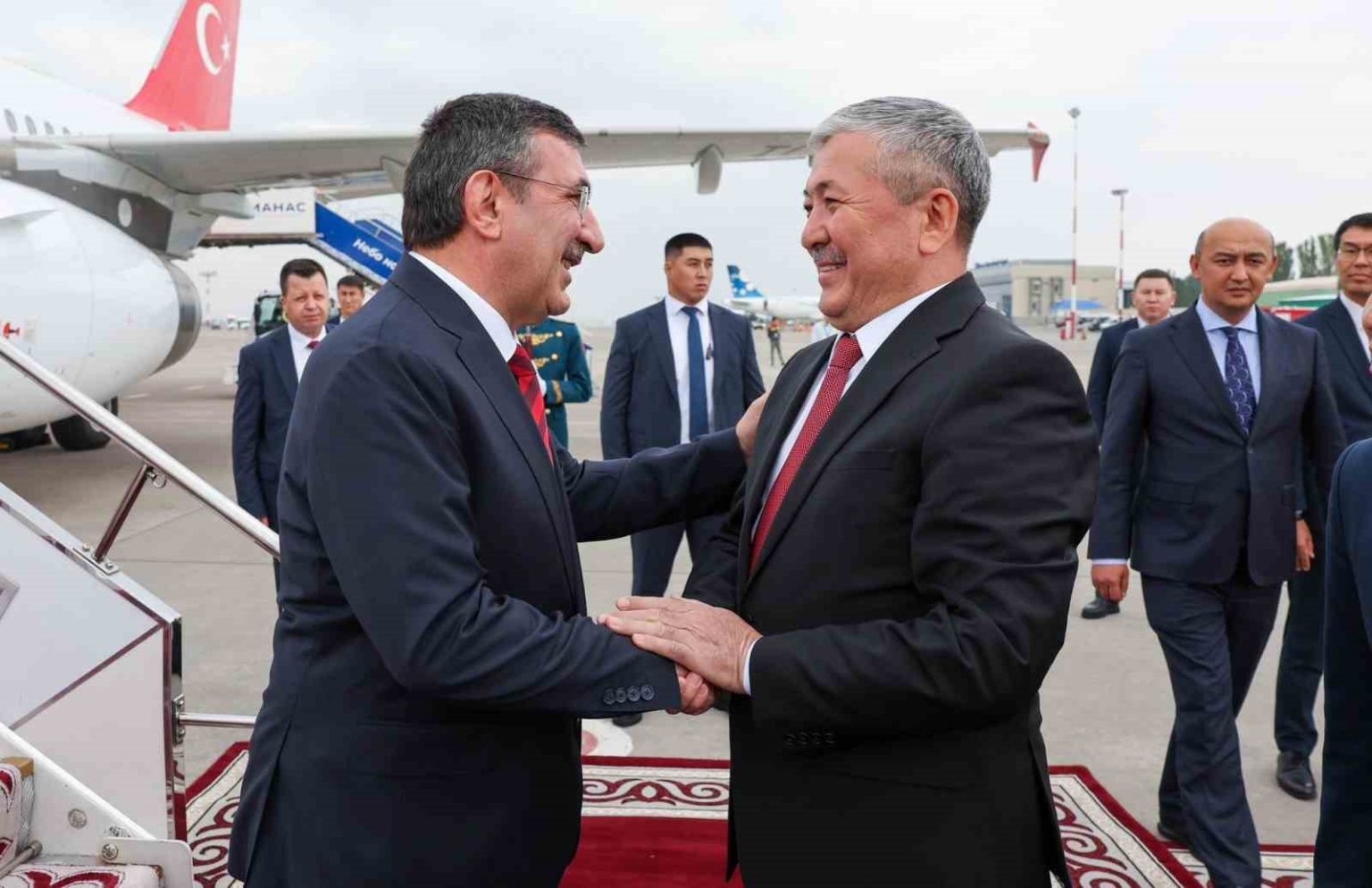 cumhurbaskani-yardimcisi-yilmaz-kirgizistan-cumhurbaskani-caporov-ile-gorustu