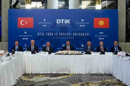 cumhurbaskani-yardimcisi-yilmaz-kirgizistanda-turk-is-insanlariyla-bulustu