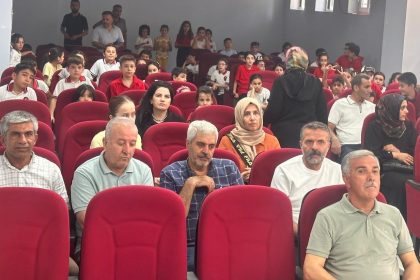 depremde-hayatini-kaybeden-torunlari-adina-konferans-salonu-acti