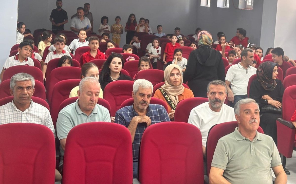 depremde-hayatini-kaybeden-torunlari-adina-konferans-salonu-acti