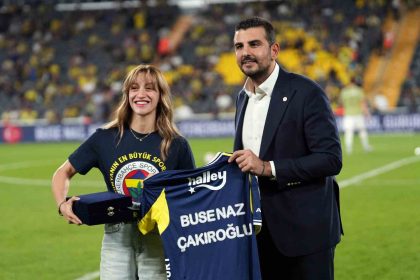 dunya-boks-sampiyonasindan-madalya-ile-donen-boksorlere-plaket