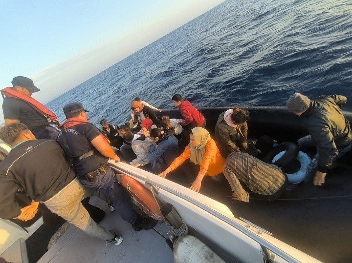 ege-denizinde-kacis-son-buldu-58-gocmen-yakalandi