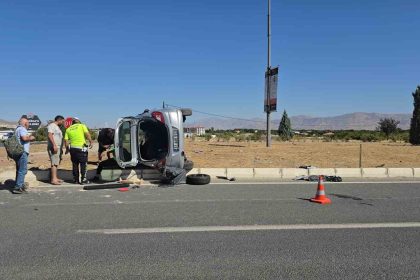 elazigda-motosikletle-otomobil-carpisti-1i-agir-2-yarali