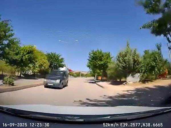 elazigda-ters-yonden-giden-arac-trafigi-tehlikeye-atti