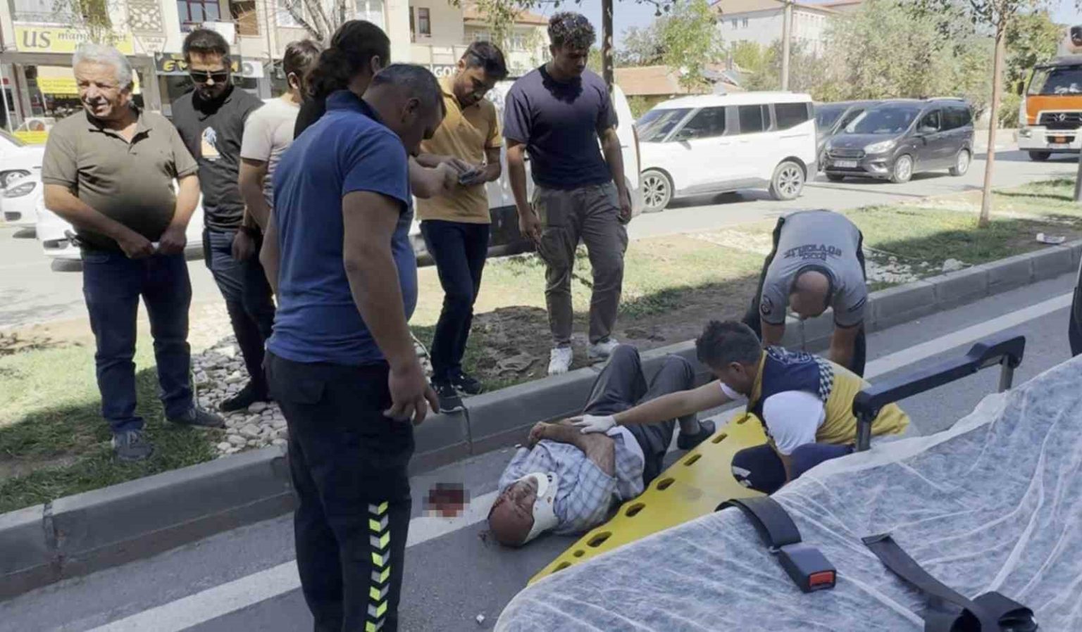 emekli-maasini-cekti-yolun-karsisina-gecerken-otomobil-carpip-kacti