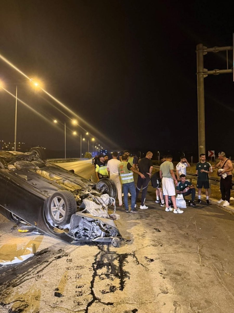 futbolcular-kazaya-denk-geldi-yaralilara-mudahale-etti