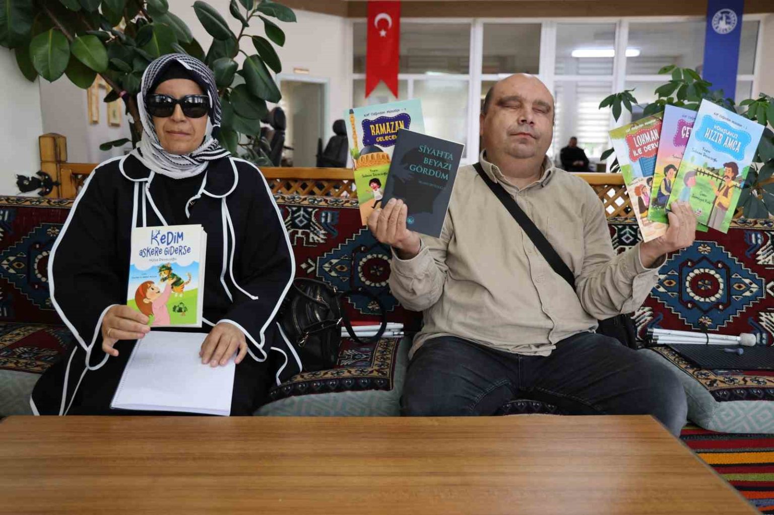 gorme-engelli-ogretmen-11inci-kendi-gibi-gorme-engelli-esi-ise-ilk-kitabini-cikardi