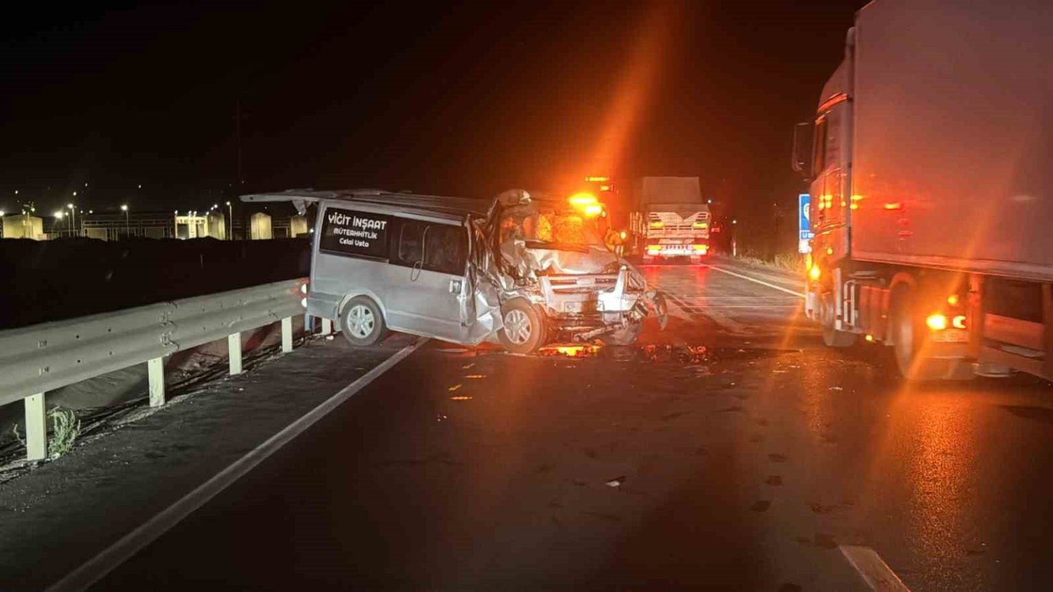 is-makinasina-carpan-minibus-soforu-yaralandi