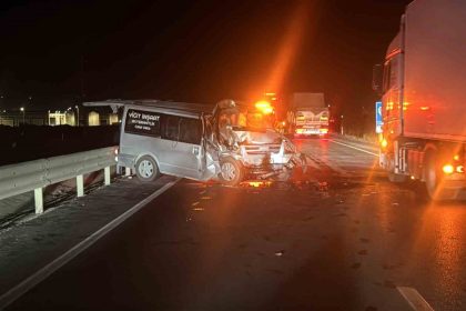 is-makinasina-carpan-minibus-soforu-yaralandi