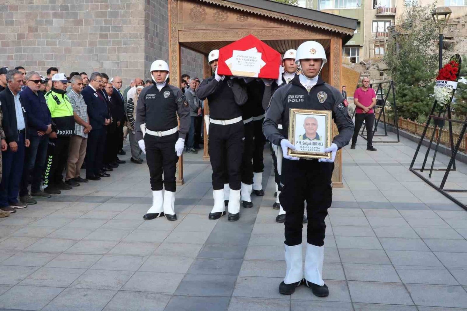 kalp-krizi-geciren-polis-memuru-hayatini-kaybetti