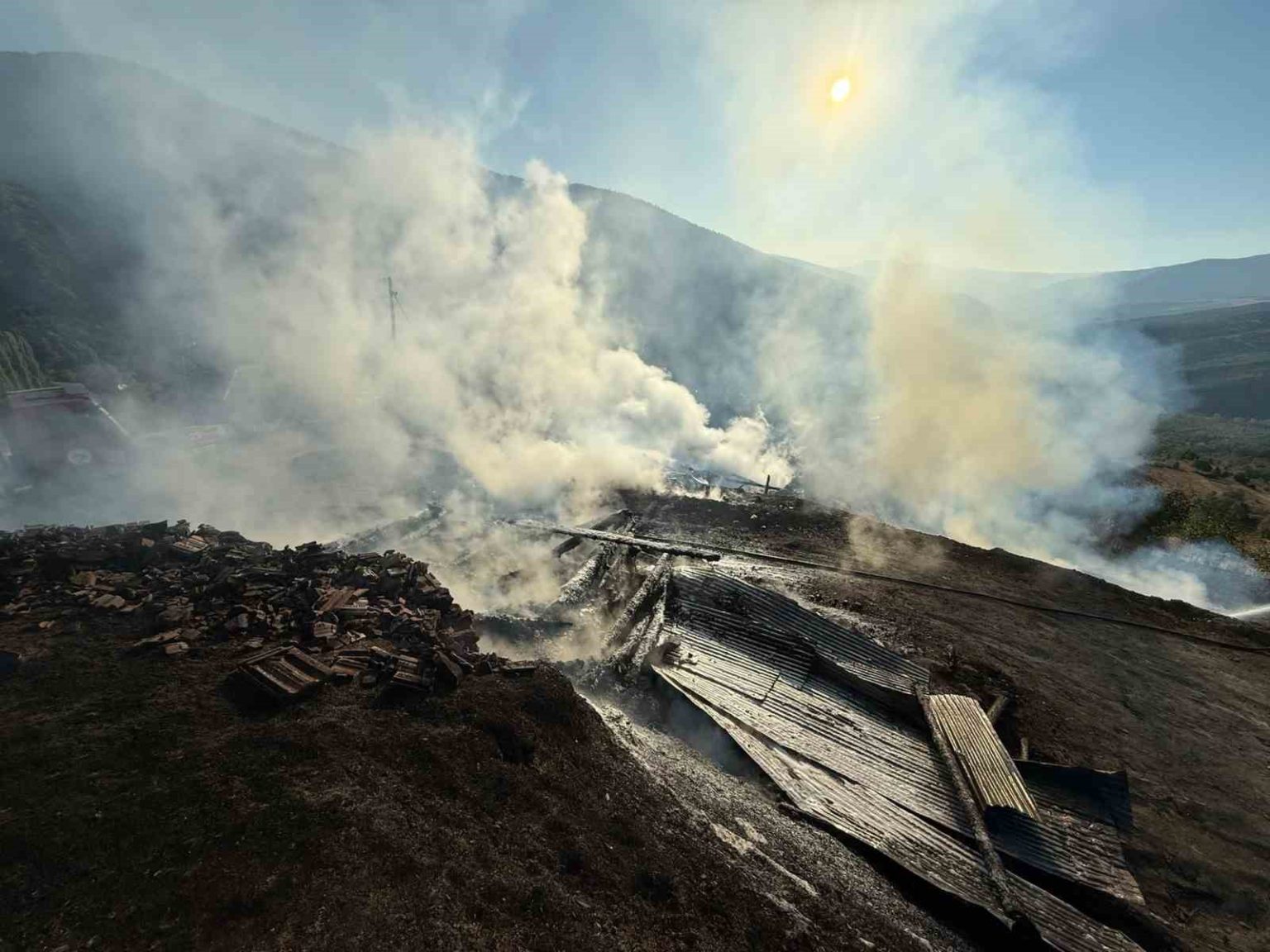 kastamonuda-cikan-yanginda-iki-ev-ve-iki-samanlik-kullanilamaz-hale-geldi