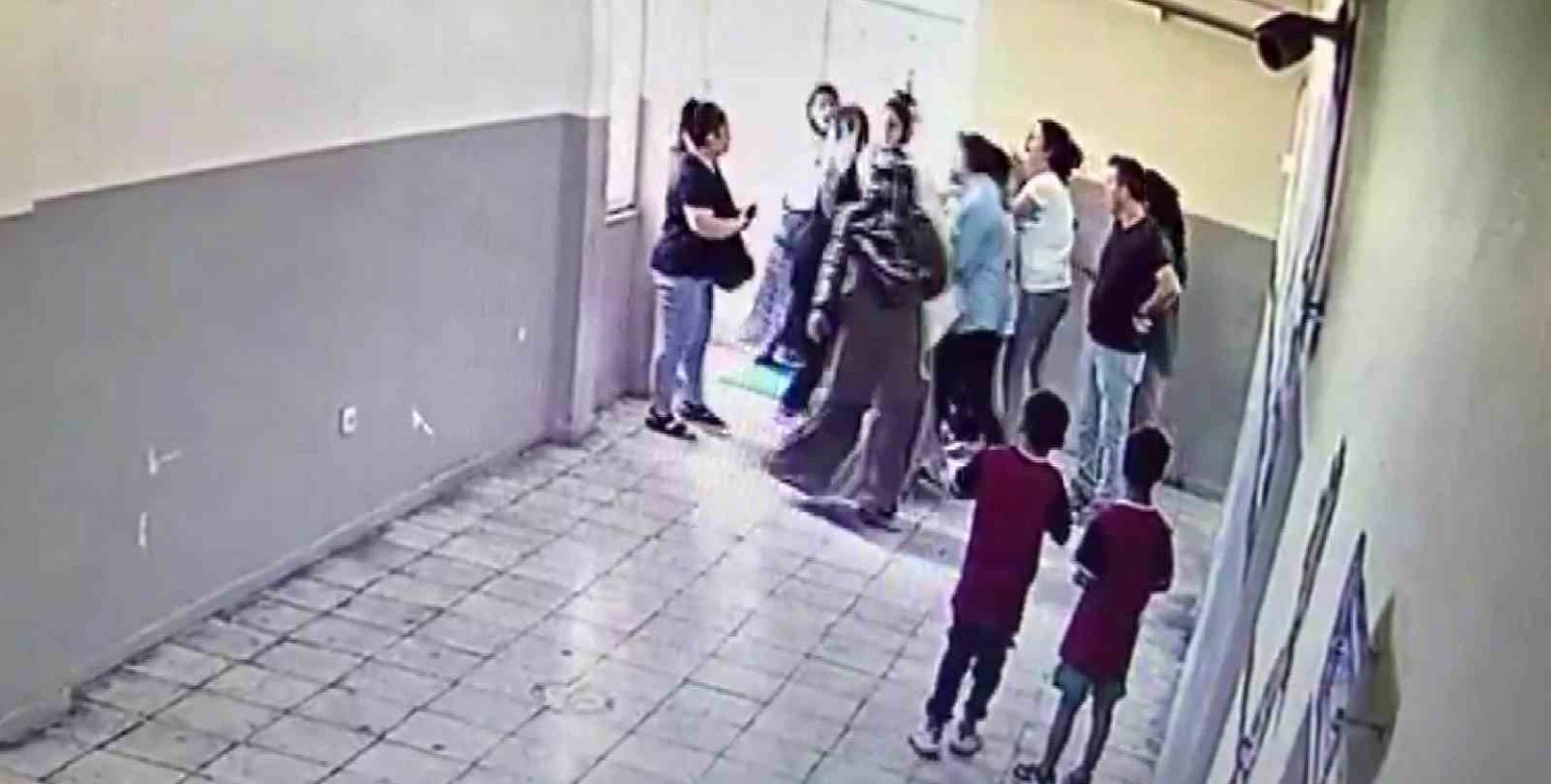 kavga-eden-ogrencileri-ayiran-kadin-ogretmeni-veliler-darbetti