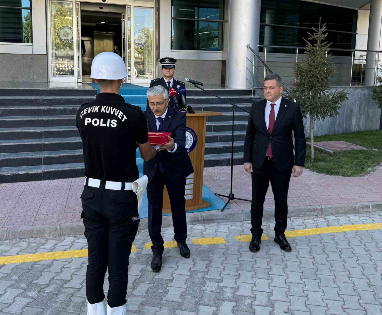 malatya-emniyet-mudurlugunde-devir-teslim-yapildi