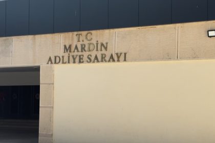mardinde-babasini-patlayiciyla-oldurmek-istedigi-one-surulen-sanigin-yargilanmasi-basladi