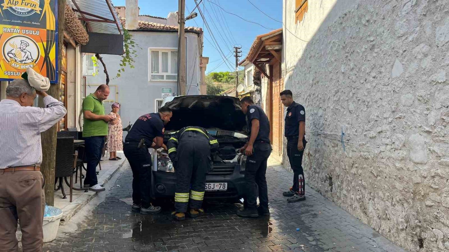 mentesede-arac-yangini-ekipleri-alarma-gecirdi