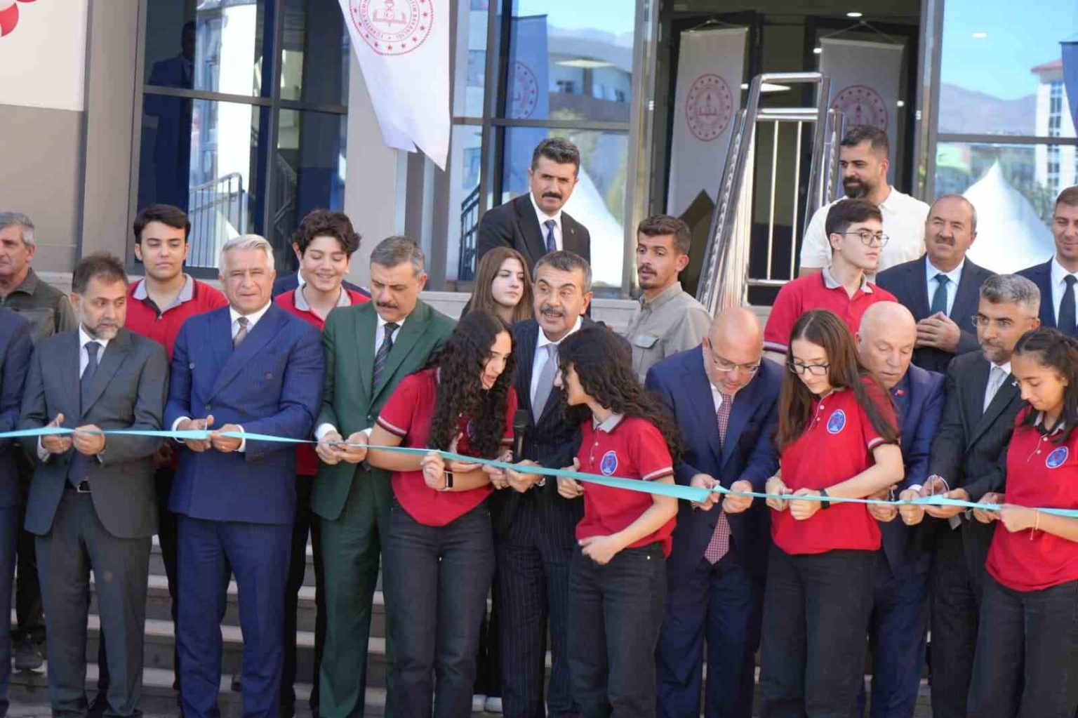 milli-egitim-bakani-yusuf-tekin-erzurumda-okul-acilisini-okulun-ogrencileriyle-birlikte-yapti