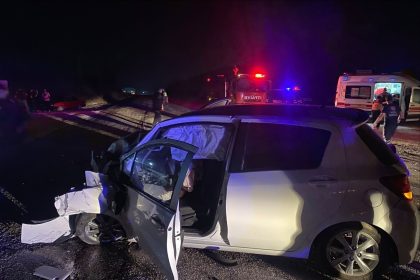 minibus-ile-otomobil-kafa-kafaya-carpisti-9-yarali