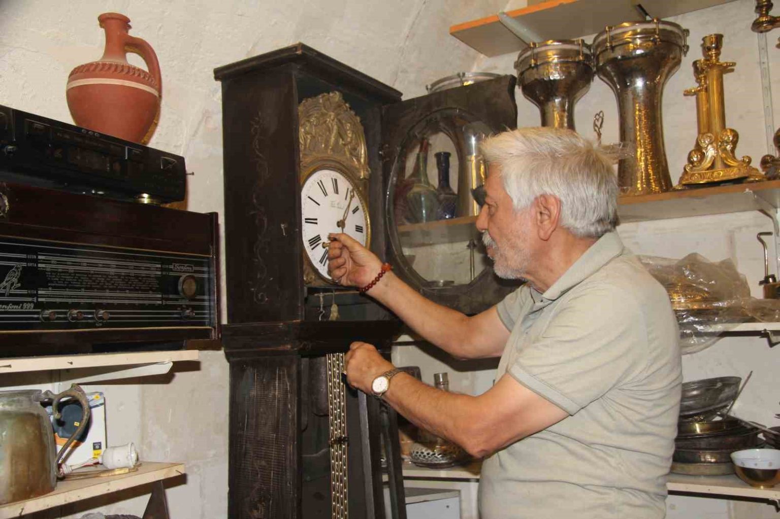 muze-gibi-is-yerinde-40-yildir-biriktirdigi-antikalari-sergiliyor